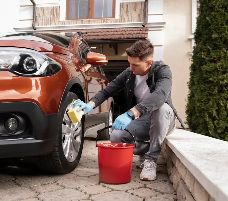 Lavage auto à domicile Chamboulive : professionnel intervenant sur un véhicule